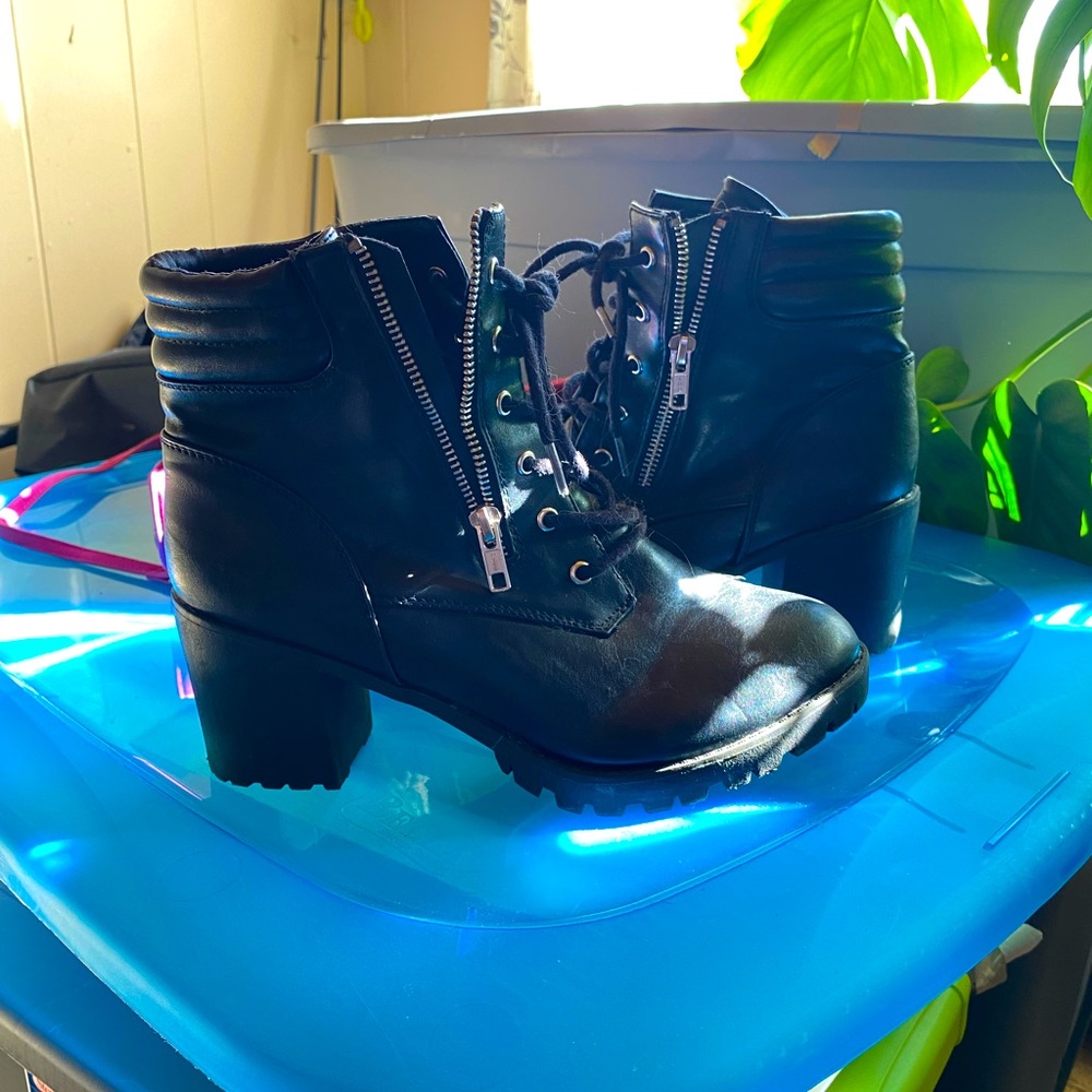 Mossimo black zip-up, laced boots.